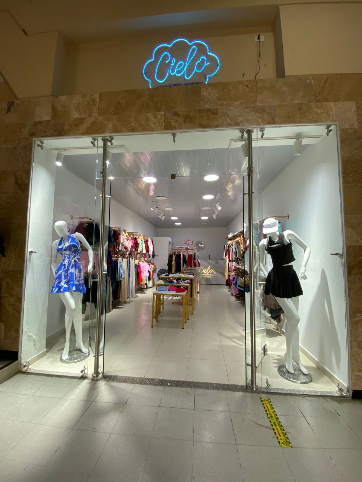 Cielo ropa y accesorios